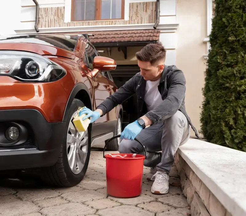 Lavage auto à domicile Pfaffenheim : professionnel intervenant sur un véhicule
